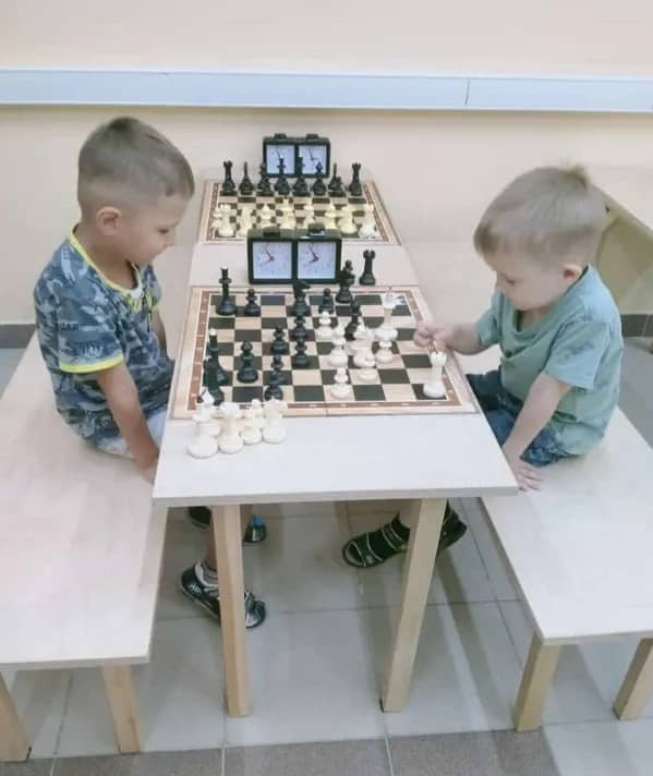 Дети играют в шахматы