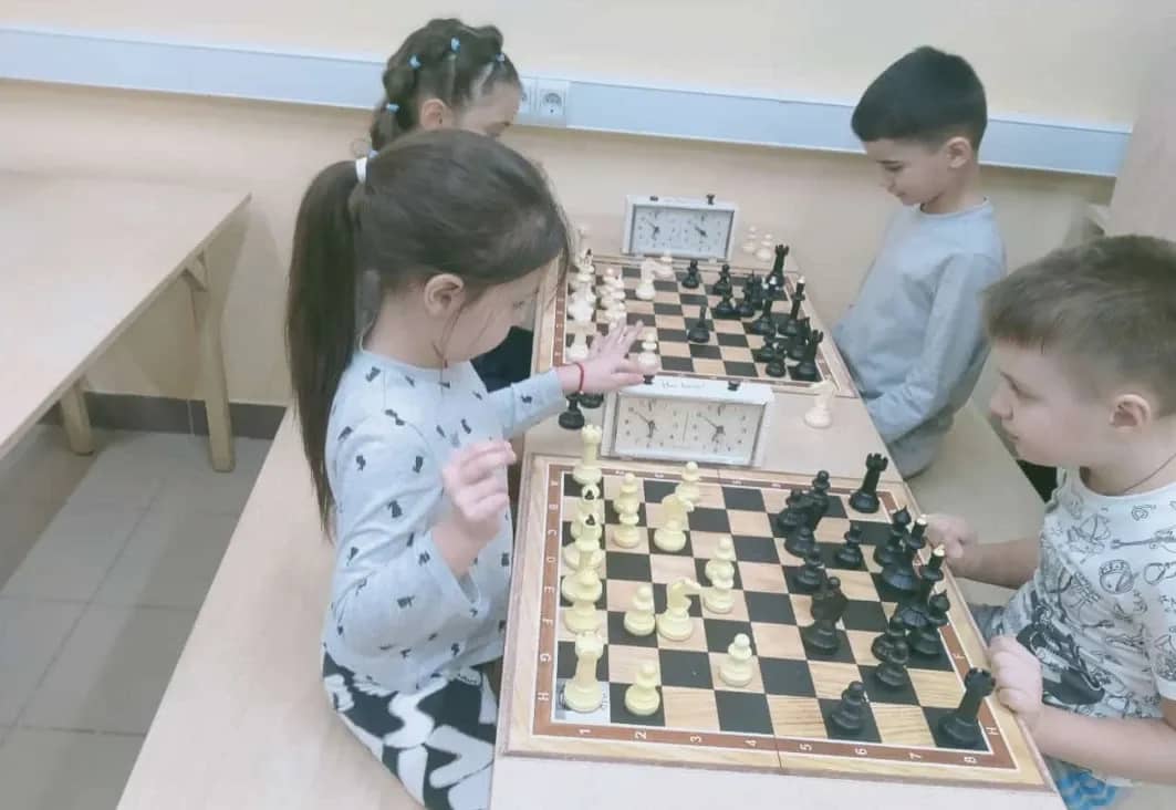 Дети играют в шахматы