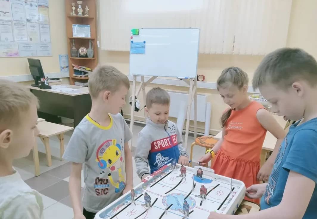Дети играют в настольный хоккей