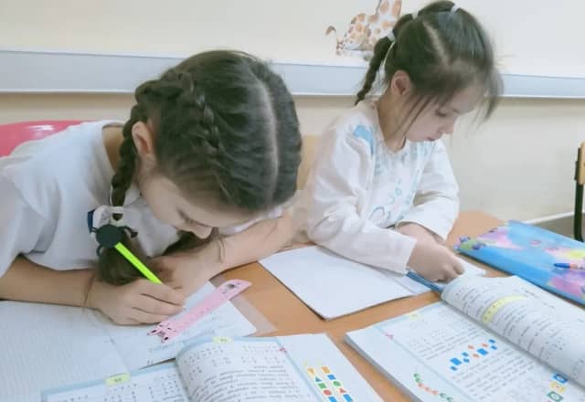 Девочки делают домашнее задание в продлёнке